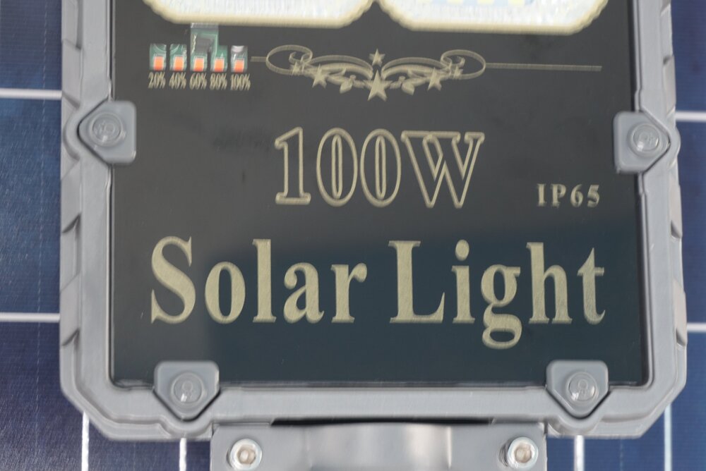 Đèn Đường Năng Lượng Mặt Trời Cao Cấp 100w Roiled RB-100 Siêu Sáng